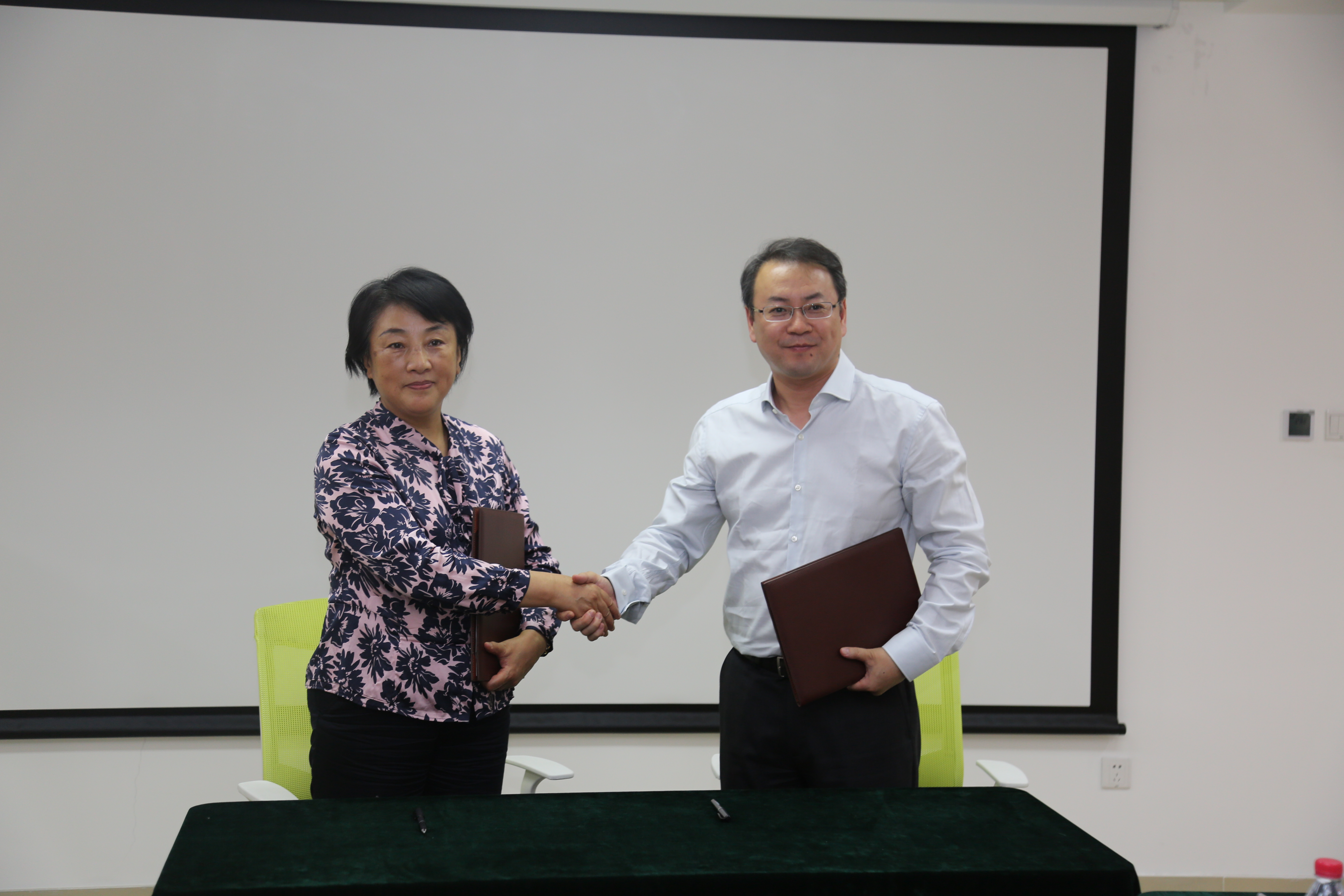 杨尔弘常务副主任和郝运董事长签署战略合作协议.JPG